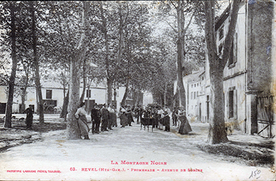 Carte postale début XXème siècle. L’équipe Monoury pose dans la rue de la Guirguille qui deviendra la rue Alexandre Monoury 