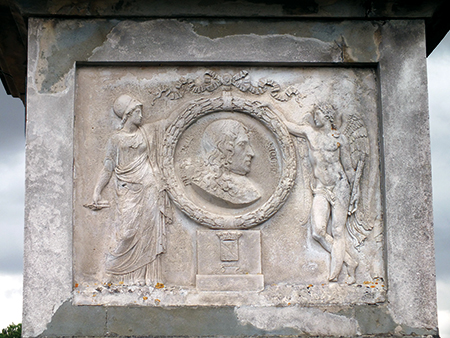 Bas relief en marbre sur l'obélisque de Riquet